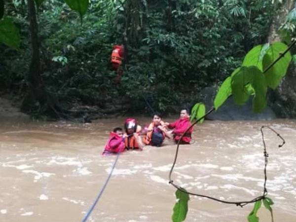 Anggota bomba menyelamatkan mangsa terperangkap dengan menggunakan teknik menyeberangi sungai dengan tali di Burmese Pool, Taiping hari ini.