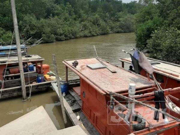 Bot nelayan tersebut telah ditunda ke Jeti Pulau Ketam.