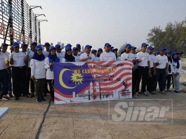 Kakitangan Ekspres Perdana menjayakan program CSR membersihkan Pantai Irama semalam.