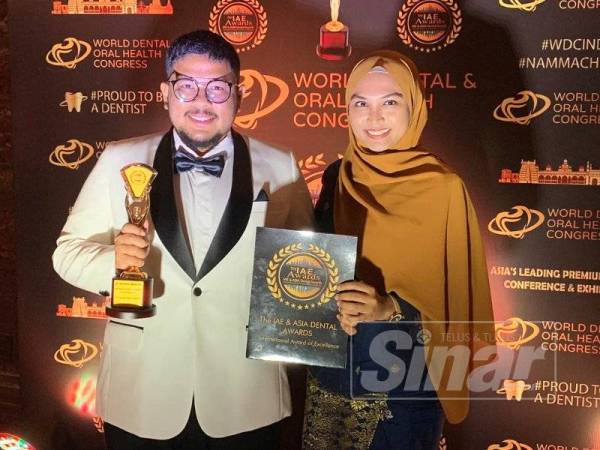 Dr Muhammad Safwan yang ditemani isterinya, Dr Adhwa Anis Zulkarnain ketika menerima Anugerah Doktor Gigi Muda Asia sempena IAE Dental Awards 2019 di Chennai, India pada 1 September lalu.