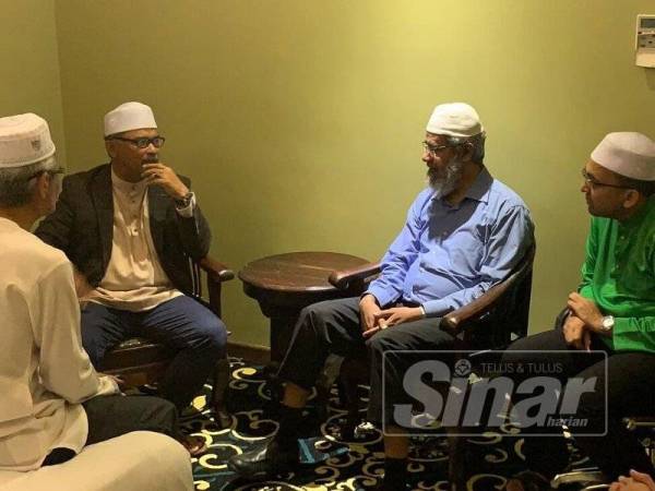 Idris (dua dari kiri) bertemu dengan Zakir (dua dari kanan) di sebuah hotel di Ayer Keroh malam tadi.