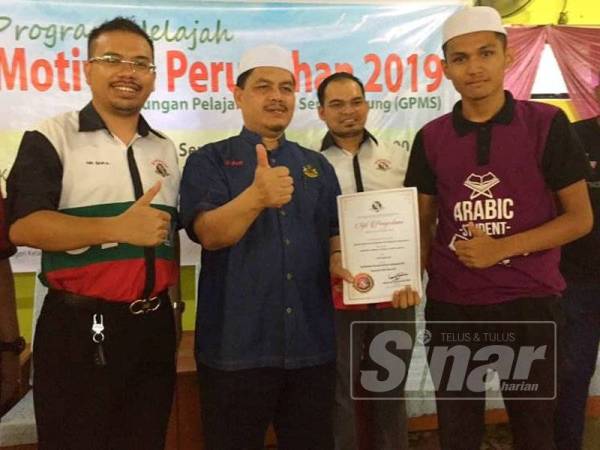 Zuraidin (dua dari kiri) menyampaikan sijil penyertaan kepada peserta Program Jelajah Motivasi Perubahan 2019 peringkat negeri di Chetok.