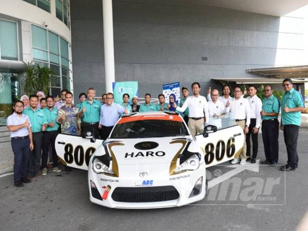 Rosli dan Fahrizal bersama kenderaan lumba Toyota 86 yang diserahkan kepada UMP sempena majlis menandatangani MoU di UMP Pekan baru-baru ini.