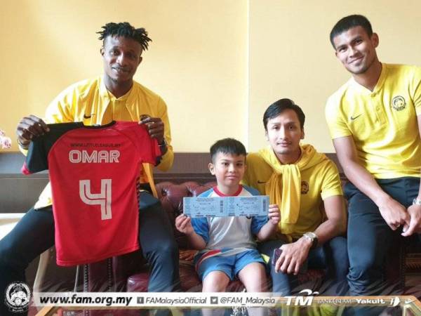 Omar menerima dua tiket menyaksikan perlawanan menentang UAE di Stadium Nasional, Bukit Jalil, Selasa ini yang diberikan oleh pemain Harimau Malaya. Foto: FAM