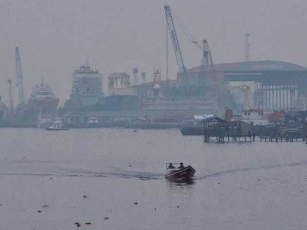 Pemandangan di perairan kampung air Patau-patau Dua kelihatan berjerebu ketika tinjauan pagi tadi. -Foto Bernama