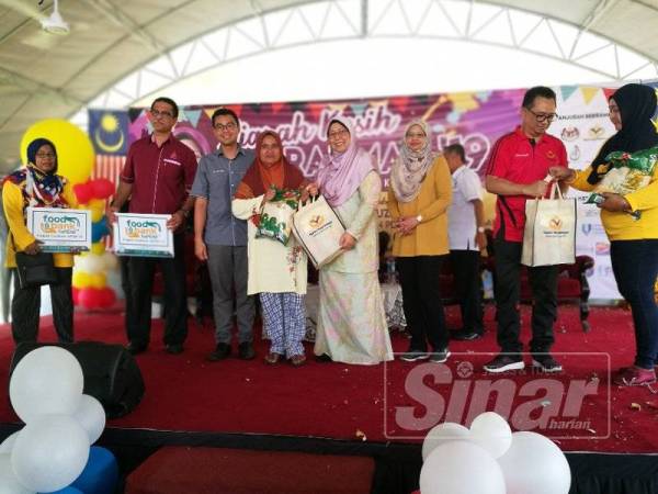 Fuziah (tengah) menyampaikan sumbangan mesra wakaf prihatin dan program foodbank Yapiem kepada salah seorang penerima sempena program Ziarah Kasih Rahmah 2019.