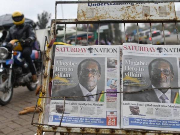 Tajuk utama akhbar Zimbabwe semalam menumpukan kepada berita kematian bekas Presiden Robert Mugabe pada Jumaat lalu. - Foto AFP