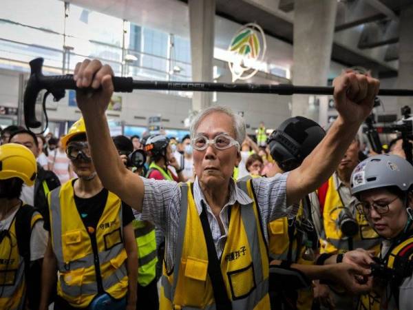 'Grandpa Wong' berani menjadi pelindung kepada golongan muda yang menyertai protes pro-demokrasi Hong Kong. - Foto AFP