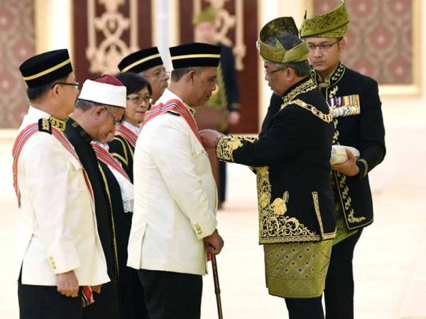 Agong turun singgahsana sentuh hati penerima pingat bertongkat