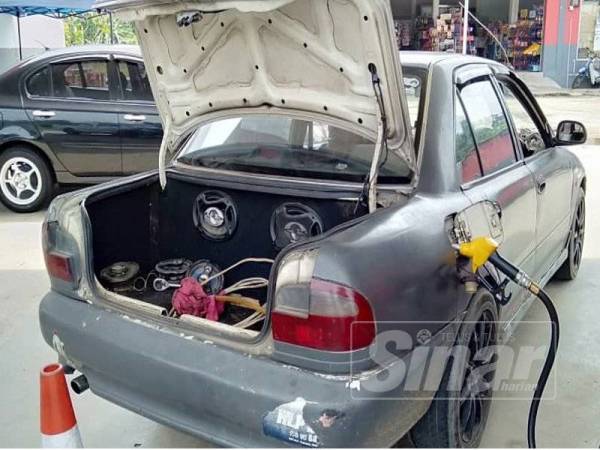 Kereta jenis Proton Wira yang disita KPDNHEP selepas tangkinya dipercayai diubah suai untuk tujuan penyeludupan petrol di sini semalam.