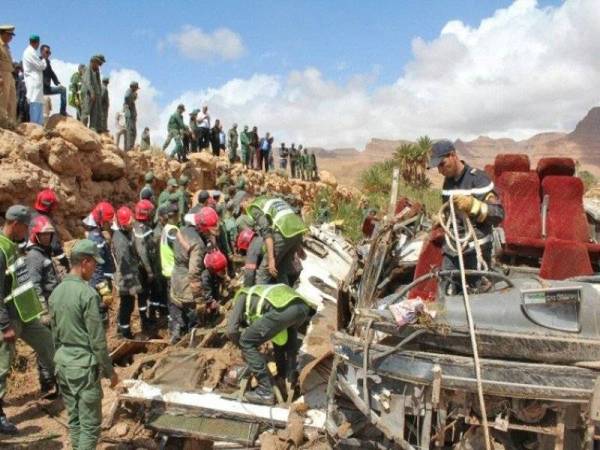 Pasukan Penyelamat Maghribi mencari mayat mangsa bas terbalik akibat arus banjir di tenggara Maghribi - Foto AFP