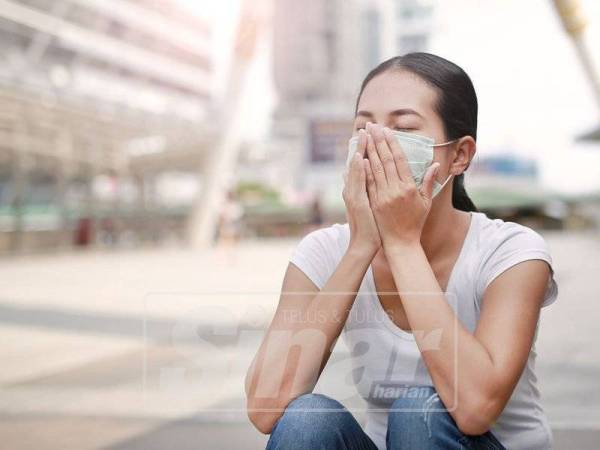 PAKAI penutup hidung dan mulut apabila berada di luar. 