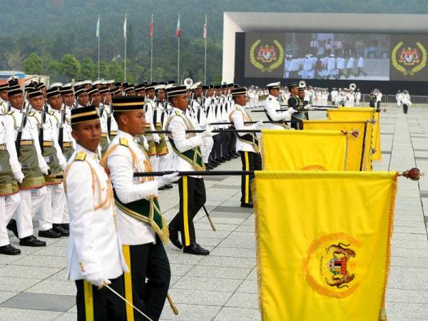 Raptai mengarak Panji-Panji Yang di-Pertuan Agong di Dataran Pahlawan Negara, Presint 1, di sini hari ini berjalan lancar. - Foto Bernama