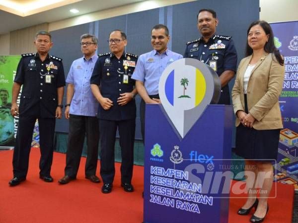 Azisman (tiga dari kiri) ketika menghadiri majlis penutup Kempen Kesedaran Keselamatan Jalan Raya Inisiatif Perkeso dan PDRM di Flex Pulau Pinang hari ini.