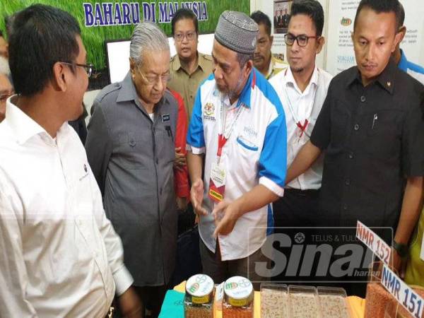 Mahathir (dua dari kiri) ketika melawat ruang pameran selepas merasmikan Konvensyen Padi peringkat kebangsaan di Alor Setar hari ini.