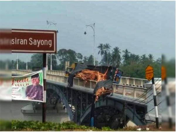 Keadaan sebuah lori yang terbabas di Jambatan Sultan Iskandar Shah, Kuala Kangsar pagi tadi.