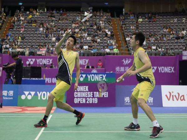 Aksi V Shem dan Wee Kiong semasa aksi final beregu lelaki Terbuka Taiwan, Ahad lalu. Foto: EPA