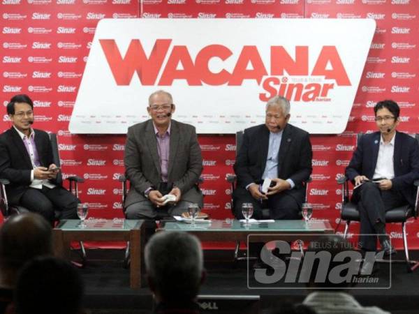 Abdul Halim (dua dari kiri) bersama dua lagi panel iaitu Shamsuddin (dua dari kanan) dan Jufitri (kanan) membincangkan tajuk Bila Masa Terbaik Untuk Pencen pada program Wacana ke-126 di Shah Alam semalam. Ahmad Fedtri (kiri) bertindak selaku moderator. - Foto ASRIL ASWANDI SHUKOR