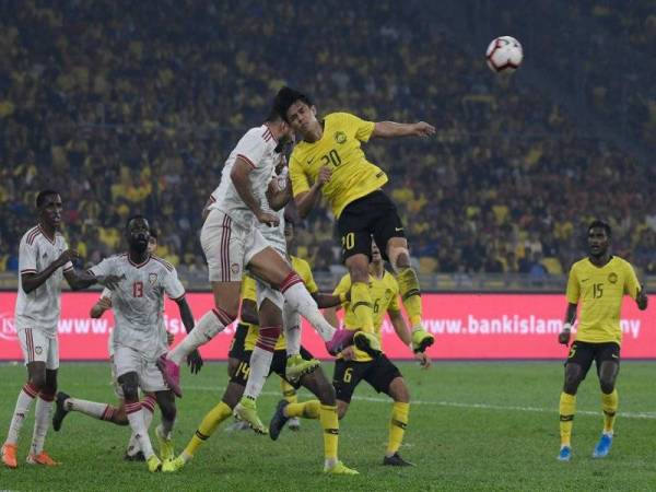 Pemain Malaysia, Muhammad Syafiq Ahmad mengasak kubu pertahanan Emiriyah Arab Bersatu (UAE) pada pusingan kedua kelayakan Piala Dunia 2022/Piala Asia 2030 di Stadium Nasional Bukit Jalil malam tadi. Foto: Bernama