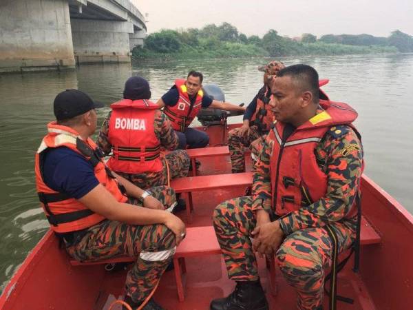 Anggota bomba ketika melaksanakan operasi mencari dan menyelamatkan lelaki yang dilapor terjun di Jambatan Uptown Klang menghala Kota Kemuning petang semalam. Foto: Ihsan Jabatan Bomba dan Penyelamat Malaysia