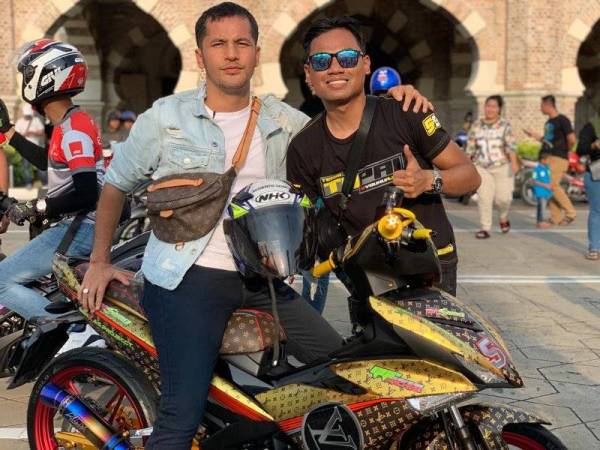 Muhammad Musaddiq (kanan) bersama jutawan kosmetik, Datuk Alif Shukri ketita menjayakan konvoi motosikal membantu golongan gelandangan di Kuala Lumpur baru-baru ini.