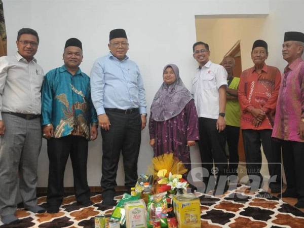 Eddin Syazlee (tiga dari kiri) ketika hadir pada majlis kesyukuran projek Baiti Jannati peringkat Negeri Sembilan di sini hari ini.