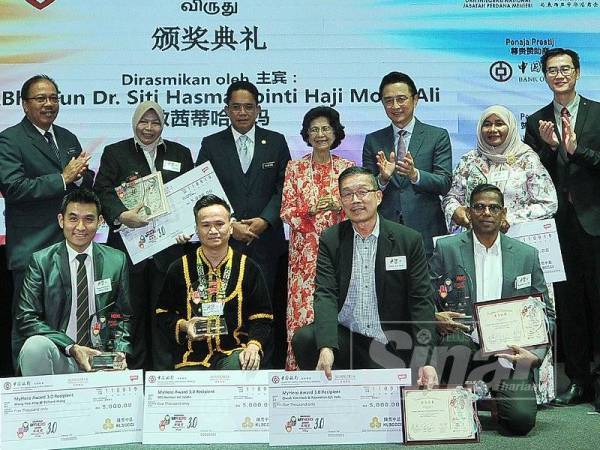 Dr Siti Hasmah (tengah) bersama Md Farid (berdiri, empat dari kiri) dan Leong Yap (berdiri, empat dari kanan) bergambar bersama penerima anugerah pada majlis Anugerah MyHero 3.0 yang diadakan di Wisma Chinese Chamber. - Foto Sinar Harian Rosli Talib