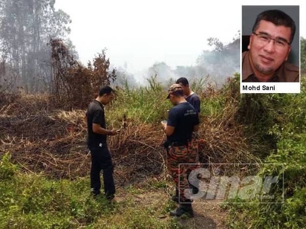 Penguatkuasa JAS dan bomba sedang membuat pemantauan di kawasan kebakaran Kg Gading Rompin. - Foto JAS Pahang
