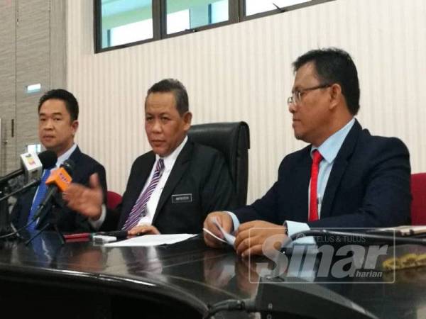 Aminuddin (tengah) pada sidang media di Wisma Negeri hari ini.