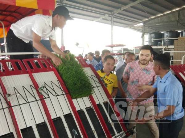 Tengku Amir Shah berkenan berangkat ke Syarikat Sin Hiap Huat dan mengikuti sesi penerangan dan lawatan semaian benih padi.
