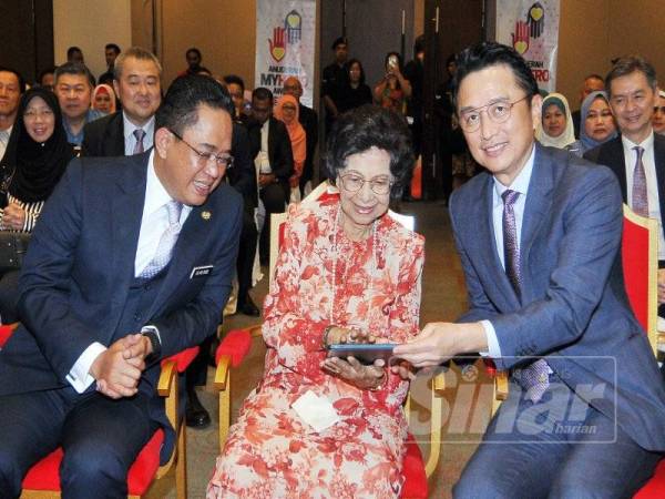 Dr Siti Hasmah (tengah) merasmikan Majlis Anugerah MyHero 3.0 disaksikan Md Farid (kiri) dan Leong Yap (kanan) yang diadakan di Wisma Chinese Chamber, di sini hari ini. Foto: ROSLI TALIB