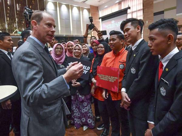 Putera Edward Earl of Wessex (kiri) bersama para penerima Anugerah Remaja Perdana Rakan Muda Emas 2019 selepas menyampaikan anugerah itu hari ini. - Foto BERNAMA