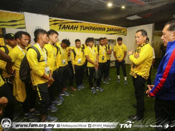 Hamidin memberikan kata-kata semangat kepada pemain Harimau Malaya, selepas perlawanan malam tadi. - Foto: FB Football Association of Malaysia