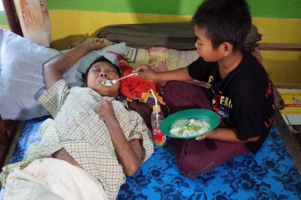 Menjaga dan memberi makan ibu tiga kali sehari menjadi tanggungjawab seorang kanak-kanak Gunadiono sejak dua tahun lalu.