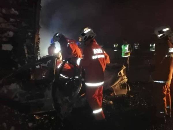 Keadaan kereta dan lori yang terbabit kemalangan dan terbakar lewat malam 3 September lalu. - Foto bomba