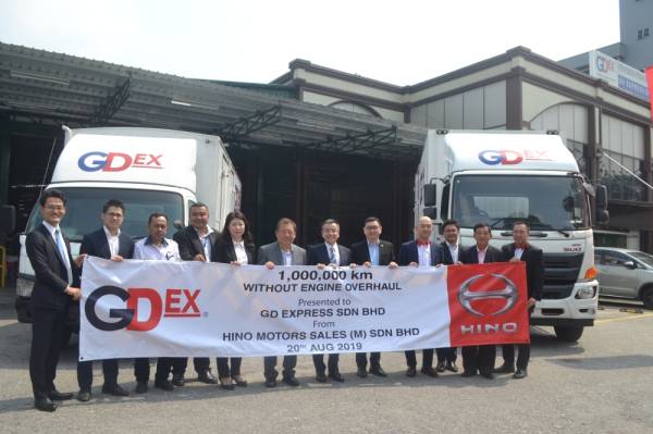 BARISAN pihak pengurusan dari kedua-dua syarikat, GDEX dan Hino Motors bersama dengan trak Hino yang mencatatkan satu juta perbatuan.