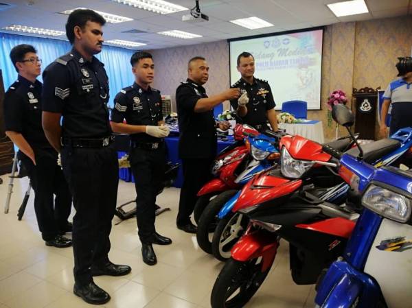 Osman Mamat menunjukkan antara motosikal dan kompenan yang dirampas dalam operasi selama lima hari berakhir semalam.