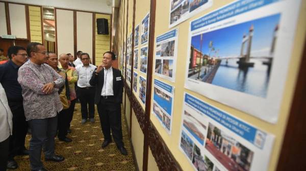 Ahmad Samsuri (kiri) ketika menghadiri sesi Walk Through Bengkel Kuala Terengganu City Centre (KTCC) Promamade di sini hari ini. Foto: Urusetia Penerangan Darul Iman (UPDI)