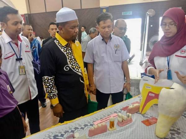 Wan Roslan (tengah) melawat tapak pameran yang diadakan sempena Kempen Keselamatan Kanak-Kanak di Sekolah Kebangsaan (SK) Sri Tumpat 2.