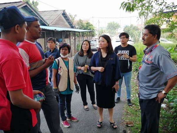 Hannah (dua kanan) meninjau kawasan perumahan di Kolam Air yang mempunyai masalah denggi dan kebersihan.