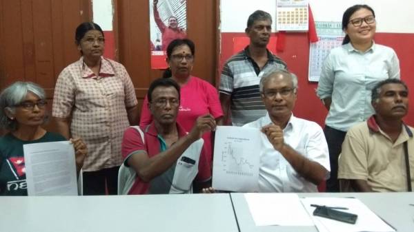 Jeyakumar (duduk, dua kanan) bersama ahli PSM yang hadir pada sidang akhbar di Pejabat PSM Cawangan Buntong di sini hari ini.