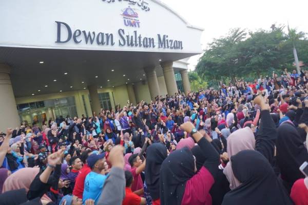 1,000 mahasiswa UMT berkumpul di Dewan Sultan Mizan bagi menyatakan bantahan terhadap cadangan penggabungan universiti itu dan UniSZA.