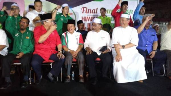 Takiyuddin (tiga dari kanan) berbual mesra dengan Annuar (dua dari kiri) pada Final Countdown Himpunan Perpaduan Ummah Peringkat Negeri Selangor di Kompleks Lincah Mahaguru Omardin, Batu Caves malam tadi. 