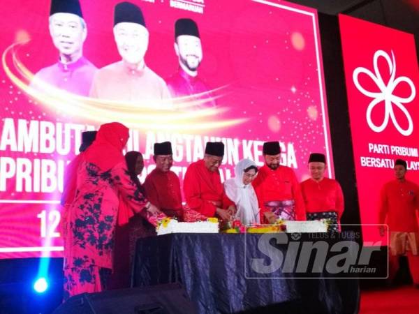 Dr Mahathir ditemani Tun Dr Siti Hasmah Mohd Ali memotong pulut kuning pada Majlis Sambutan Ulang Tahun Ketiga Bersatu malam tadi.