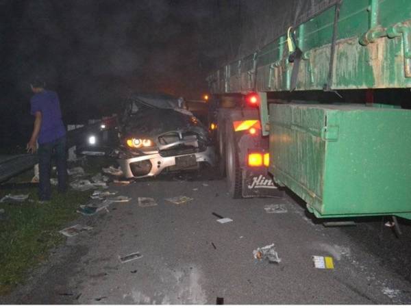 Keadaan SUV dinaiki lima beranak yang bertembung dengan treler selepas hilang kawalan dalam kejadian di Kilometer 294.7 LPT2, Kemaman pagi tadi. - Foto ihsan PDRM