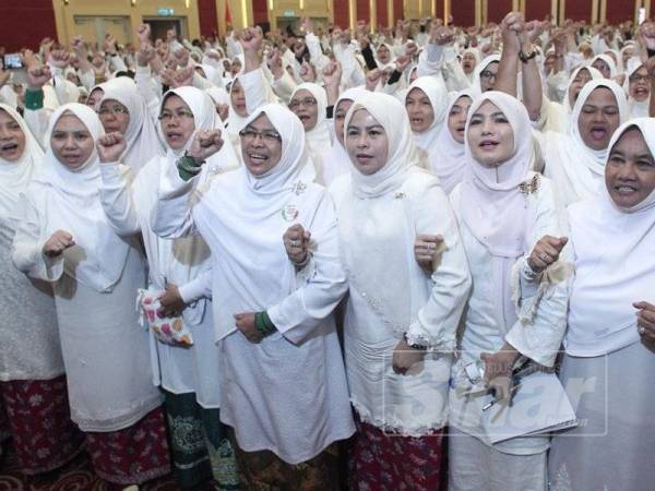 Noraini ketika bergambar bersama selepas sesi Tadabbur Surah As-Saff pada Himpunan Penyatuan Ummah UMNO Pas di PWTC hari ini. –Foto Sinar Harian ZAHID IZZANI