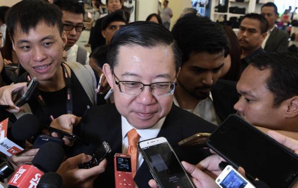 Lim Guan Eng bercakap pada sidang media selepas melancarkan ‘1Pay Digital E-Wallet and Online Shopping E-Commerce’ hari ini. -Foto Bernama