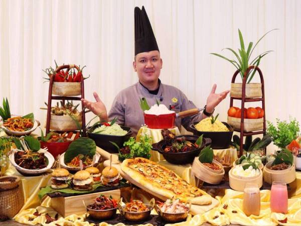 Salah seorang chef hotel, Chef Azzril Anuar bersama menu bufet nasi lemak.