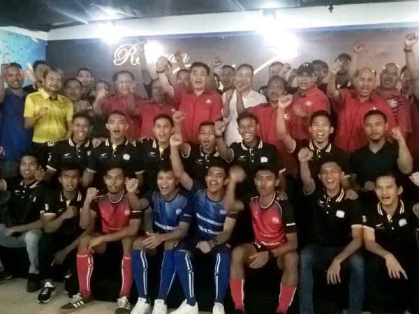 Barisan pegawai dan pemain skuad Piala Emas Raja-Raja Kuala Lumpur melaungkan sorakan semangat pada majlis pelancaran di ibu negara.