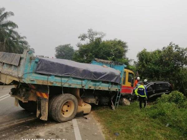 Keadaan di lokasi kejadian kemalangan melibatkan Toyota Avanza dan lori muatan batu petang tadi. - Foto PDRM